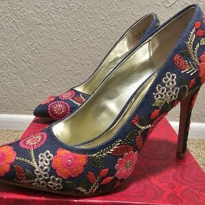Posy 2, Naranja Floral Denim Pumps from Carlos by Carlos Santana, Size 71/2